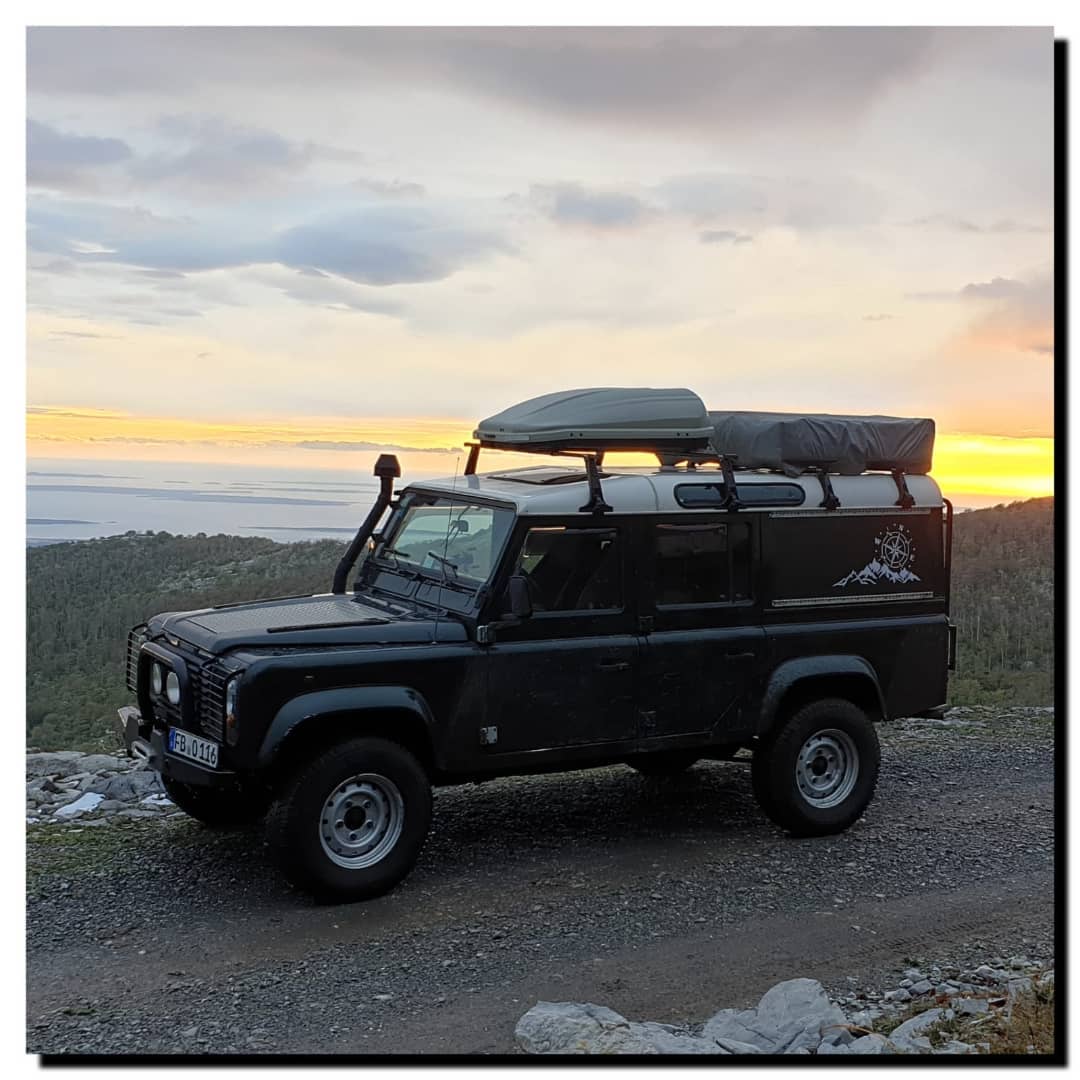 Velebit mountains , Croatia.

One of my favourite long distance trails, Vpp planinarski put, to the old bear valley in the northern territory. 

Lokal Mountain people tell us about the "Five Mountains Tour" convoy, who passed @rustytheclown_defender90 at tiny crobithouses.

#vpp #velebit #defender110 #rovering #goodvibes #itsfuckingcold #defendertdi #landroverdefender #bearvalley #landyparts #overland #globetrotter #abenteuerurlaub #mountainside #110tdi #climbing #verücktnachmehr #adhs #itsnotforever